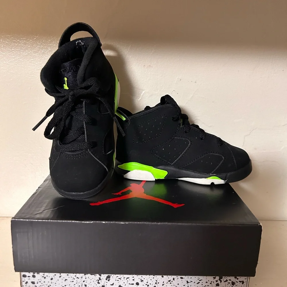Jordan Retro 6 Kids Sneakers Black and Neon Green